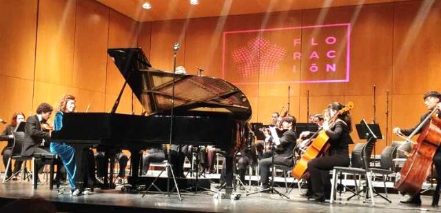 La pianista Caridad Galindo y la Coral Ars Nova embriagan a los asistentes a la apertura de Floración 2024