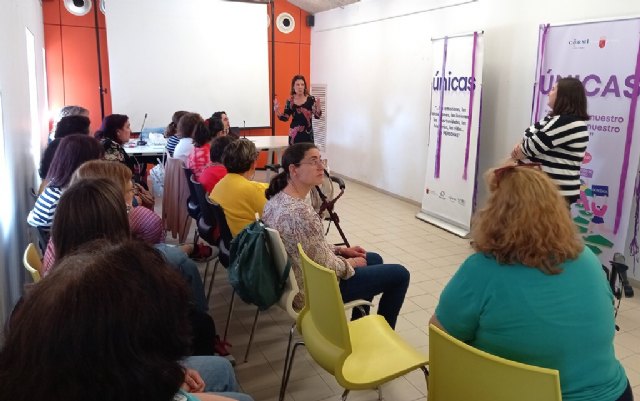 La biblioteca municipal ha acogido el taller 'El futuro que queremos' del proyecto Únicas para mujeres con discapacidad