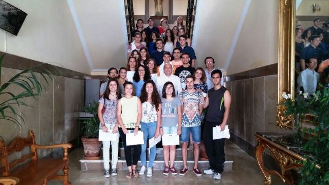 Alumnos del IES Diego Tortosa reciben los premios del concurso de spots 'Lo importante es participar'