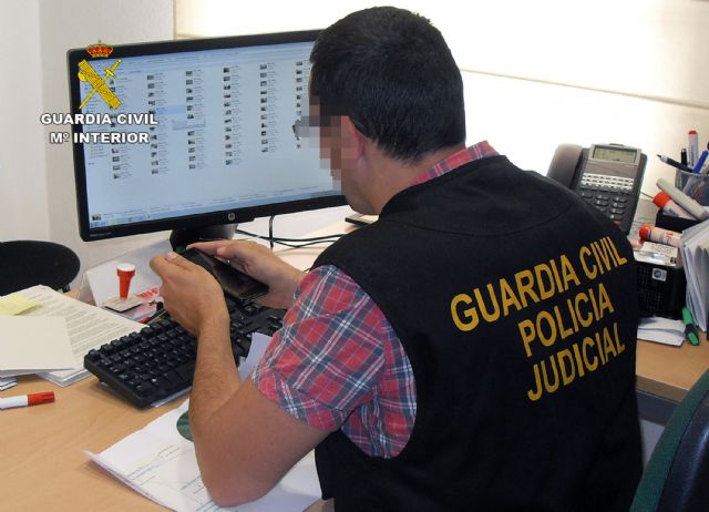 La Guardia Civil detiene en Sevilla a dos menores por chantajear a una chica con difundir archivos de contenido sexual
