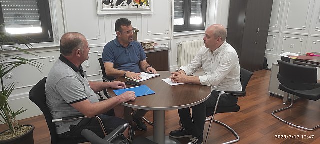 El alcalde de Cieza se reúne con el Grupo Almadenes para abordar las actividades del colectivo