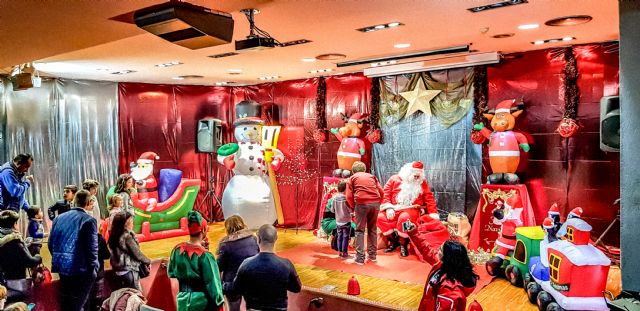 Papá Noel visita Cieza un año más para que ningún niño se quede sin jugar esta Navidad