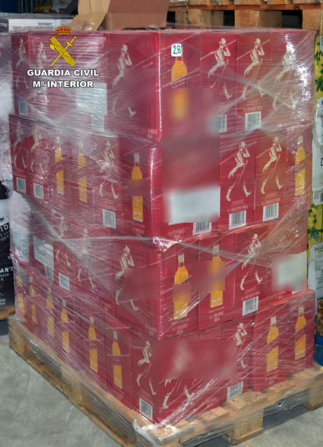 La Guardia Civil recupera 14.000 botellas de whisky y un camión robado