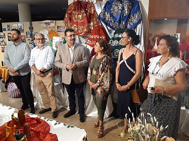 El alcalde asiste a la inauguración de la exposición de trabajos de la Universidad Popular de Cieza