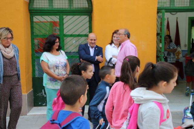 Pascual Lucas abre el curso escolar con la visita a un colegio y reivindica a la Carm las necesidades de los centros educativos de Cieza