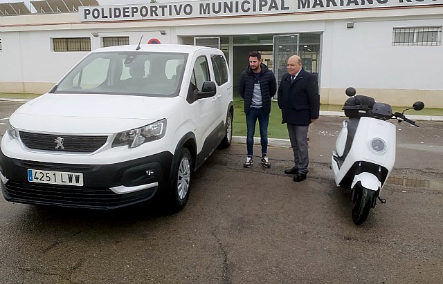 El Servicio de Deportes adquiere los dos primeros vehículos eléctricos del Ayuntamiento de Cieza