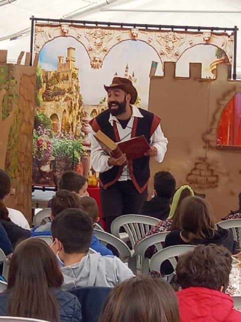 La Feria del Libro continúa este lunes con cuentacuentos dirigidos a los escolares ciezanos