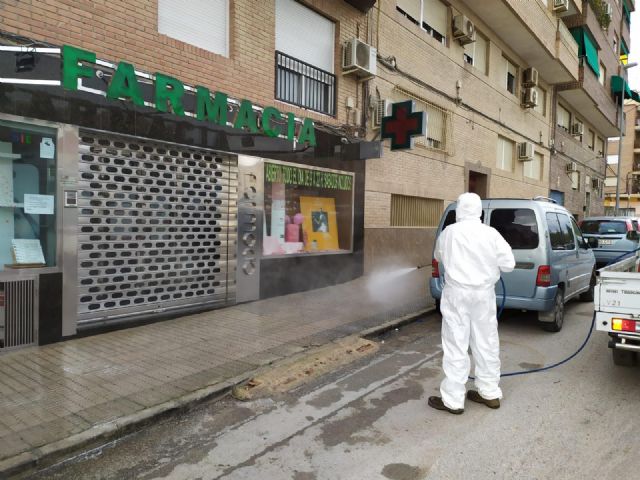 El Ayuntamiento desinfecta los exteriores de farmacias y estancos