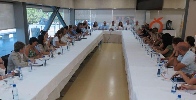La concejal de Turismo de VOX acude a la reunión junto a los responsables de las oficinas del Instituto de Turismo de la Región de Murcia