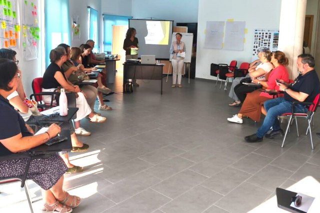 El grupo motor del programa 'Tejiendo barrio, hilando vidas' estrena el curso con un taller sobre participación comunitaria y metodologías participativas El grupo motor del programa 'Tejiendo barrio, hilando vidas' estrena el curso con un taller sobre participación comunitaria y metodologías participativas