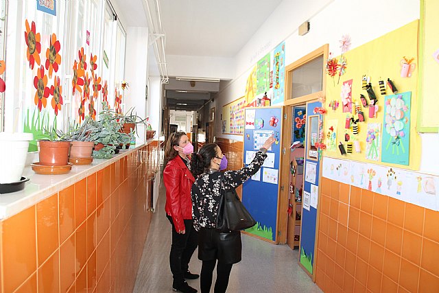 La concejal de Educación agradece a los centros escolares su contribución a la floración