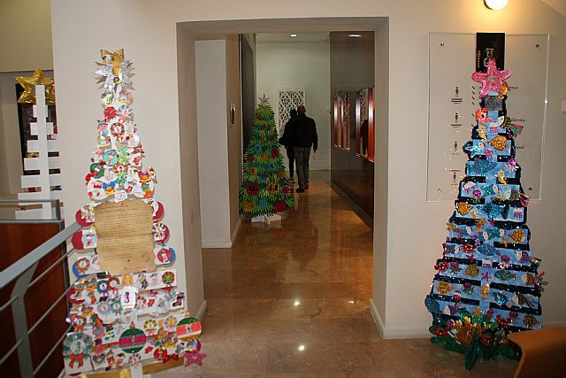 Visita a la exposición de árboles navideños decorados por los centros escolares