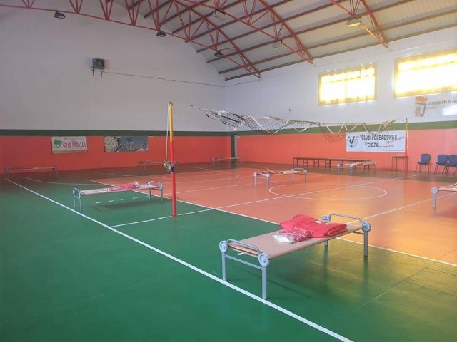 El Ayuntamiento, en colaboración con Cruz Roja, abre un albergue para personas sin hogar en el Polideportivo Mariano Rojas